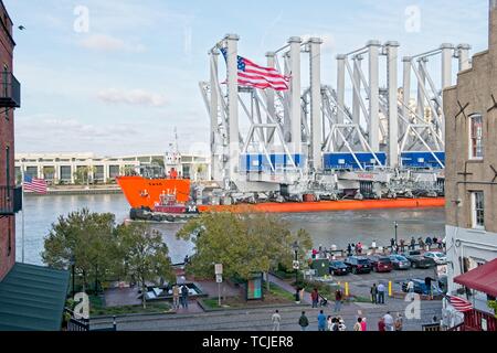 Navire marchand Swan passe par le port de Savannah transport Konecranes Banque D'Images