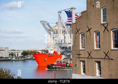 Navire marchand Swan passe par le port de Savannah transport Konecranes Banque D'Images