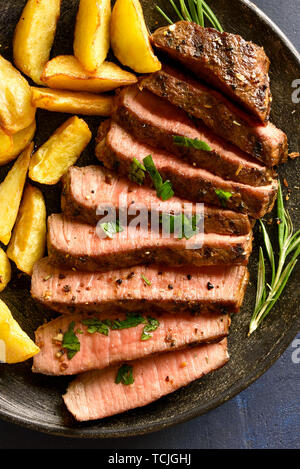 Close up de tranches de rôti de bœuf saignante avec les quartiers de pommes de terre. Haut de la vue, télévision lay Banque D'Images
