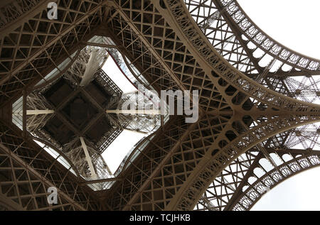 Incroyable Vue de dessous de la Tour Eiffel à Paris, France Banque D'Images