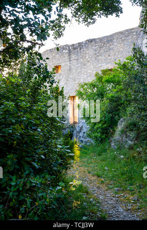 Ruines du château médiéval en Provence pendant le lever du soleil, au sud de la France, vacances et destination touristique Banque D'Images