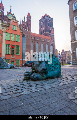 Gdansk, Pologne - février 07, 2019 : Fontaine avec les lions à l'avant de la chapelle royale du roi de Pologne Jean III Sobieski. Gdansk, Pologne Banque D'Images