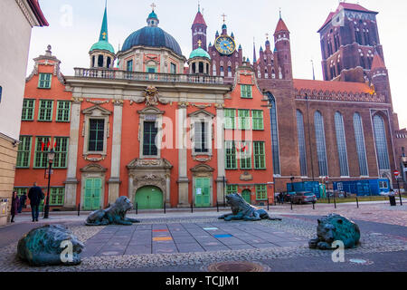 Gdansk, Pologne - février 07, 2019 : Fontaine avec les lions à l'avant de la chapelle royale du roi de Pologne Jean III Sobieski. Gdansk, Pologne Banque D'Images