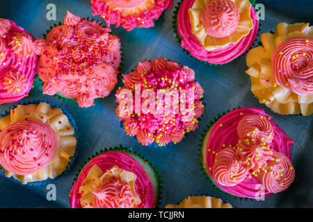 Des cupcakes avec glaçage décoratif. Banque D'Images
