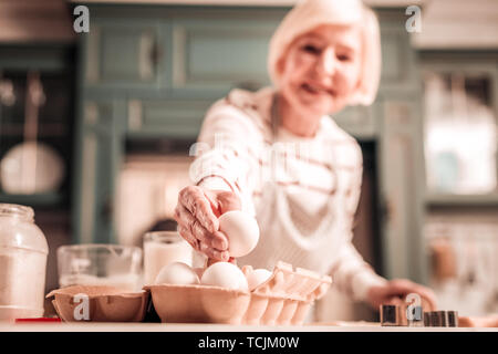 L'accent photo de femme heureuse que la prise d'egg Banque D'Images