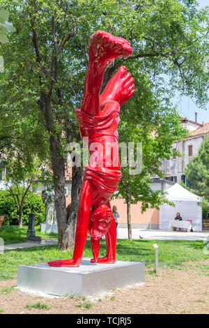 Venise Italie - 25 mai 2019 : Biennale Arte 2019 Sculpture Nena par Idan Zareski à Giardini della Marinaressa Banque D'Images