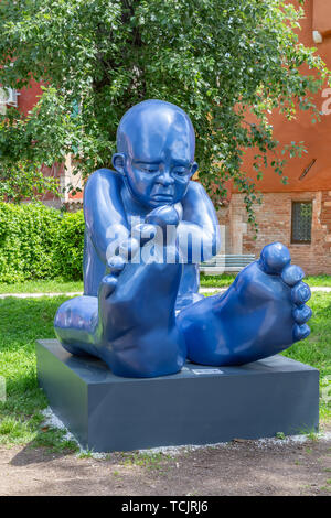 Venise Italie - 25 mai 2019 : Biennale Arte 2019 Babyfoot Sculpture par Idan Zareski à Giardini della Marinaressa Banque D'Images