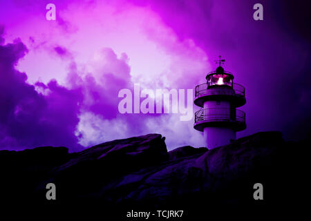 Paysage au néon de couleur phare de travail avec et le mauvais temps cloudscape. Toile de couleur pourpre Banque D'Images