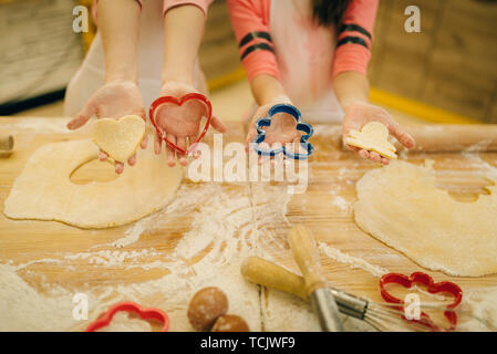 Deux petites filles chefs holding l'emporte-pièce Banque D'Images