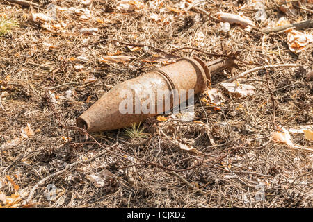 Old rusty de munitions non explosées de temps de guerre dans la forêt Banque D'Images