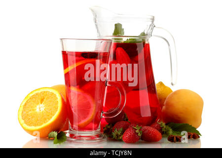 Pot en verre de sangria et avec fruits, isolated on white Banque D'Images