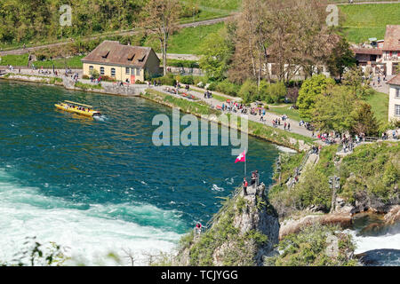 Schaffhausen, Vorarlberg, Suisse - 20 Avril 2019 : Ancien moulin à eau (Mühleradhaus Muehleradhaus) par Rheinfall (chutes du Rhin) sur le Rhin (Rhin Banque D'Images