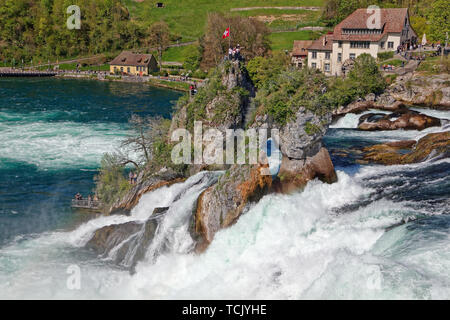 Schaffhausen, Vorarlberg, Suisse - 20 Avril 2019 : Ancien moulin à eau (Mühleradhaus Muehleradhaus) par Rheinfall (chutes du Rhin) sur le Rhin (Rhin Banque D'Images