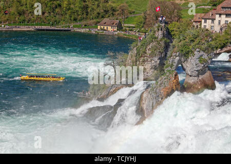 Schaffhausen, Vorarlberg, Suisse - 20 Avril 2019 : Ancien moulin à eau (Mühleradhaus Muehleradhaus) par Rheinfall (chutes du Rhin) sur le Rhin (Rhin Banque D'Images