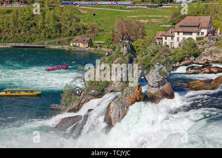 Schaffhausen, Vorarlberg, Suisse - 20 Avril 2019 : Ancien moulin à eau (Mühleradhaus Muehleradhaus) par Rheinfall (chutes du Rhin) sur le Rhin (Rhin Banque D'Images