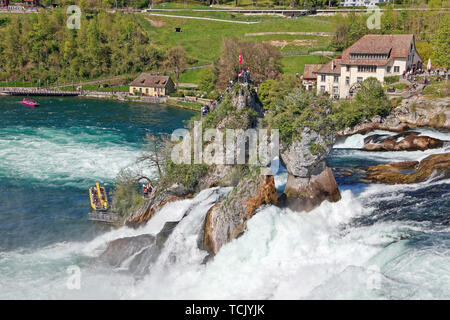 Schaffhausen, Vorarlberg, Suisse - 20 Avril 2019 : Ancien moulin à eau (Mühleradhaus Muehleradhaus) par Rheinfall (chutes du Rhin) sur le Rhin (Rhin Banque D'Images