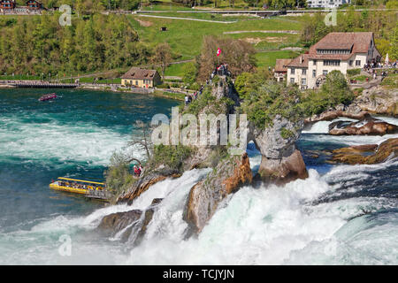 Schaffhausen, Vorarlberg, Suisse - 20 Avril 2019 : Ancien moulin à eau (Mühleradhaus Muehleradhaus) par Rheinfall (chutes du Rhin) sur le Rhin (Rhin Banque D'Images