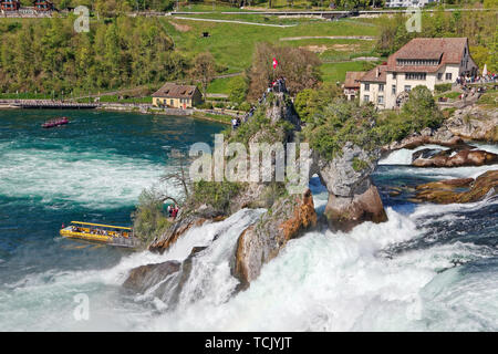 Schaffhausen, Vorarlberg, Suisse - 20 Avril 2019 : Ancien moulin à eau (Mühleradhaus Muehleradhaus) par Rheinfall (chutes du Rhin) sur le Rhin (Rhin Banque D'Images