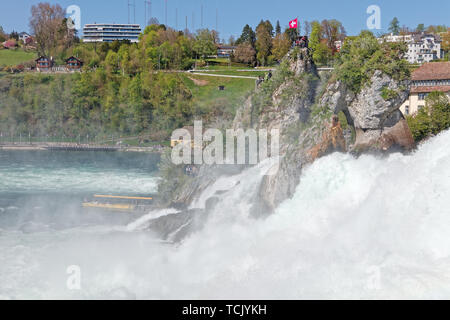 Schaffhausen, Vorarlberg, Suisse - 20 Avril 2019 : Ancien moulin à eau (Mühleradhaus Muehleradhaus) par Rheinfall (chutes du Rhin) sur le Rhin (Rhin Banque D'Images