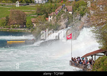 Schaffhausen, Vorarlberg, Suisse - 20 Avril 2019 : Ancien moulin à eau (Mühleradhaus Muehleradhaus) par Rheinfall (chutes du Rhin) sur le Rhin (Rhin Banque D'Images