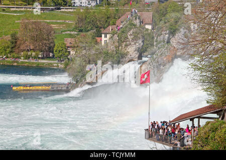 Schaffhausen, Vorarlberg, Suisse - 20 Avril 2019 : Ancien moulin à eau (Mühleradhaus Muehleradhaus) par Rheinfall (chutes du Rhin) sur le Rhin (Rhin Banque D'Images