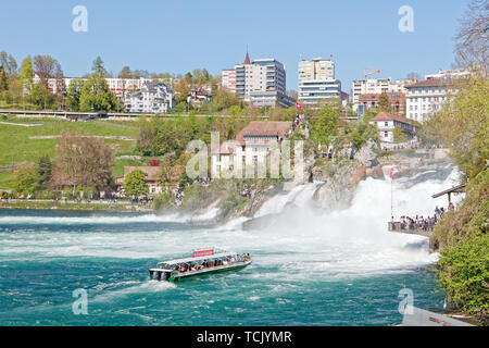 Schaffhausen, Vorarlberg, Suisse - 20 Avril 2019 : Ancien moulin à eau (Mühleradhaus Muehleradhaus) par Rheinfall (chutes du Rhin) sur le Rhin (Rhin Banque D'Images