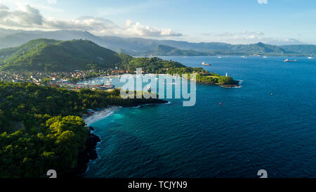 Belle plage sur une île près du port dans la soirée Banque D'Images