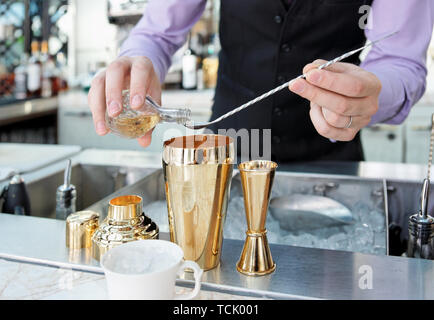 Barman est l'ajout d'ingrédient shaker à comptoir bar Banque D'Images