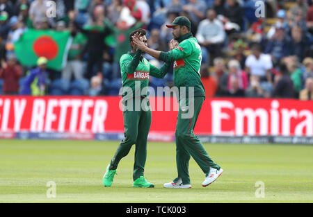 Le Bangladesh a Mashrafe Mortaza (à droite) célèbre l'Angleterre capture Jason Roy au cours de l'ICC Cricket World Cup Match à la phase de groupes du pays de Galles Cardiff Stadium. Banque D'Images