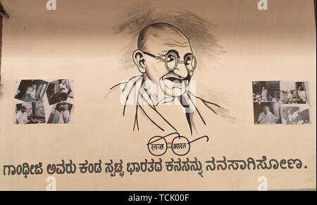 Bangalore Inde - 3 juin 2019 : Peinture de Mahatma Gandhi à Indian Railway station avec des images de la lutte indienne et alliance bharath Banque D'Images