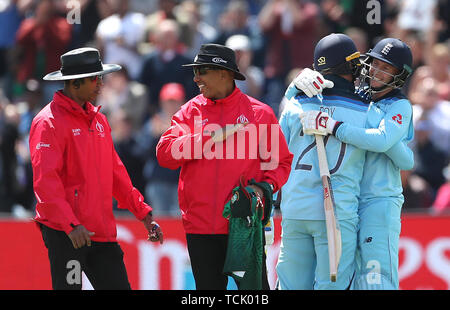 Jason Roy d'Angleterre (centre droit) célèbre frapper son siècle avec son coéquipier Joe racine (à droite) au cours de l'ICC Cricket World Cup Match à la phase de groupes du pays de Galles Cardiff Stadium. Banque D'Images