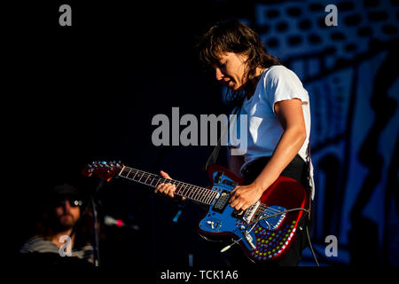 La chanteuse australienne, auteur-compositeur et musicien, Courtney Barnet réalise en direct sur scène pendant un NOS Primavera Sound Festival à Porto. Banque D'Images