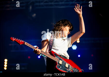 La chanteuse australienne, auteur-compositeur et musicien, Courtney Barnet réalise en direct sur scène pendant un NOS Primavera Sound Festival à Porto. Banque D'Images