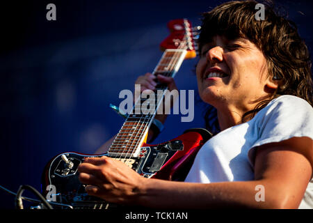 La chanteuse australienne, auteur-compositeur et musicien, Courtney Barnet réalise en direct sur scène pendant un NOS Primavera Sound Festival à Porto. Banque D'Images