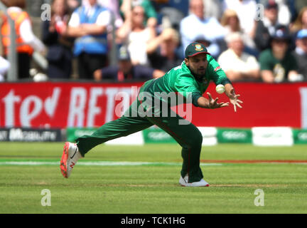 Le Bangladesh a Mashrafe Mortaza captures hors de l'Angleterre Ben Stokes au cours de l'ICC Cricket World Cup Match à la phase de groupes du pays de Galles Cardiff Stadium. Banque D'Images