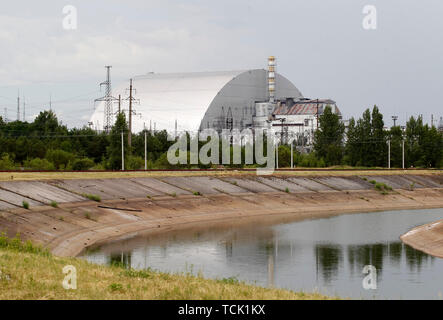 Une vue d'une nouvelle enceinte de confinement couvrant le 4ème bloc de centrale nucléaire de Tchernobyl à la zone d'exclusion de Tchernobyl dans la région de Pripiat. La série télévisée de HBO, de Tchernobyl a été créée en Angleterre et aux États-Unis sur mai 2019, illustre les conséquences de la catastrophe, y compris l'opération de nettoyage et l'enquête subséquente. Le succès de la série télévisée de HBO sur Tchernobyl le pire accident nucléaire de Tchernobyl a fait grimper le nombre de touristes qui veulent voir l'usine et la ville abandonnée fantomatique que les voisins pour eux-mêmes, et d'avoir stimulé l'industrie touristique de la région, avec des dirigeants o Banque D'Images