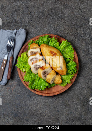 Plat traditionnel du Chili Pérou PAPA RELLENA purée de pommes de terre farcies de viande sur plaque de bois Banque D'Images