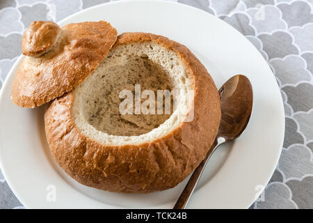 Pain pour servir une soupe Zurek polonais traditionnel appelé. Banque D'Images