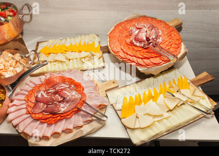 La viande fraîche et savoureux buffet de fromage sur une table en bois - Buffet froid - fromage serbe et comprend des hors-d'viande fromage blanc, prosciutt Banque D'Images