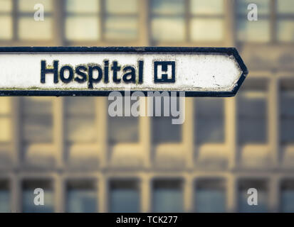 Une Grungy signe pour un service national de santé Hôpital dans une zone urbaine au Royaume-Uni Banque D'Images