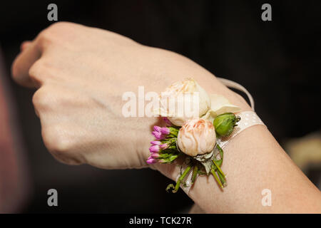 Corsage au poignet de demoiselles part Banque D'Images