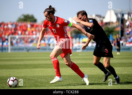 Pays de Galles' Gareth Bale (à gauche) et la bataille pour la borna Barisic ball pendant l'UEFA Euro 2020, Groupe e match de qualification au Stadion Gratski Vrt, Osijek. Banque D'Images