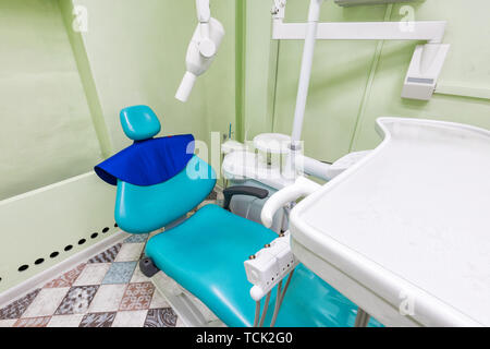 Intérieur médical, dentaire x-ray bureau avec une chaise, lampe bleu et de l'équipement. stomatologie concept. Banque D'Images