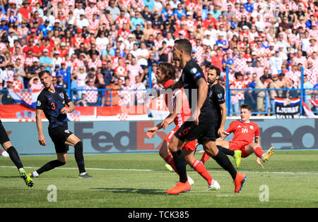 Pays de Galles' David Brooks (à l'arrière, droite) du côté marque son premier but du jeu au cours de l'UEFA Euro 2020, de qualification du groupe E match au Stadion Gratski Vrt, Osijek. Banque D'Images