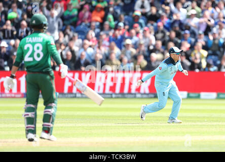 Eoin Morgan (à droite), en Angleterre, célèbre la prise de Tamim Iqbal au Bangladesh lors du match de la coupe du monde de cricket de l'ICC au stade Cardiff Wales. Banque D'Images