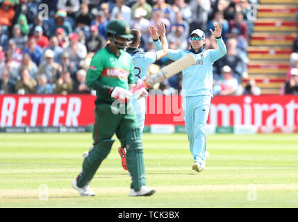 L'Angleterre Eoin Morgan (à droite) célèbre la capture du Bangladesh's Tamim Iqbal au cours de l'ICC Cricket World Cup Match à la phase de groupes du pays de Galles Cardiff Stadium. Banque D'Images