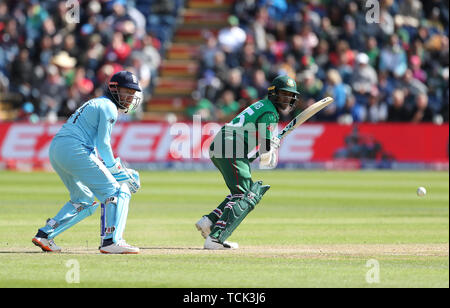 Le Bangladesh's Shakib Al Hasan (à droite) en action au cours de l'ICC Cricket World Cup Match à la phase de groupes du pays de Galles Cardiff Stadium. Banque D'Images