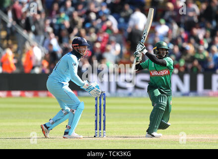 Le Bangladesh's Shakib Al Hasan (droite) hits la frontière au cours de l'ICC Cricket World Cup Match à la phase de groupes du pays de Galles Cardiff Stadium. Banque D'Images