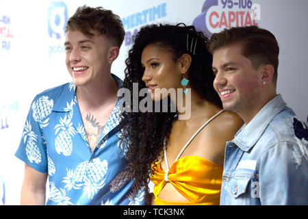 Kemp, romain espère que Vick et Sonny Jay (de gauche à droite) sur le tapis rouge de l'exécuter pendant les médias du Capital Summertime Ball. Les plus grandes stars du monde en concert pour 80 000 auditeurs de la capitale au stade de Wembley à the UK's biggest summer party. Banque D'Images