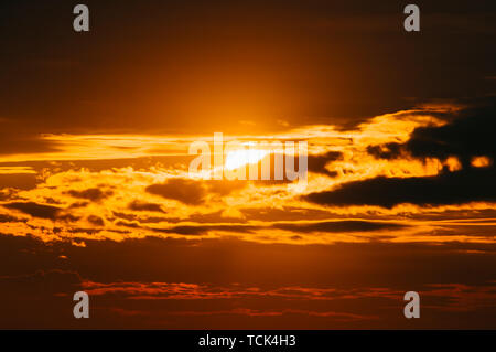 Superbe scenic du lever du soleil forte avec doublure argentée et nuage sur le ciel orange Banque D'Images